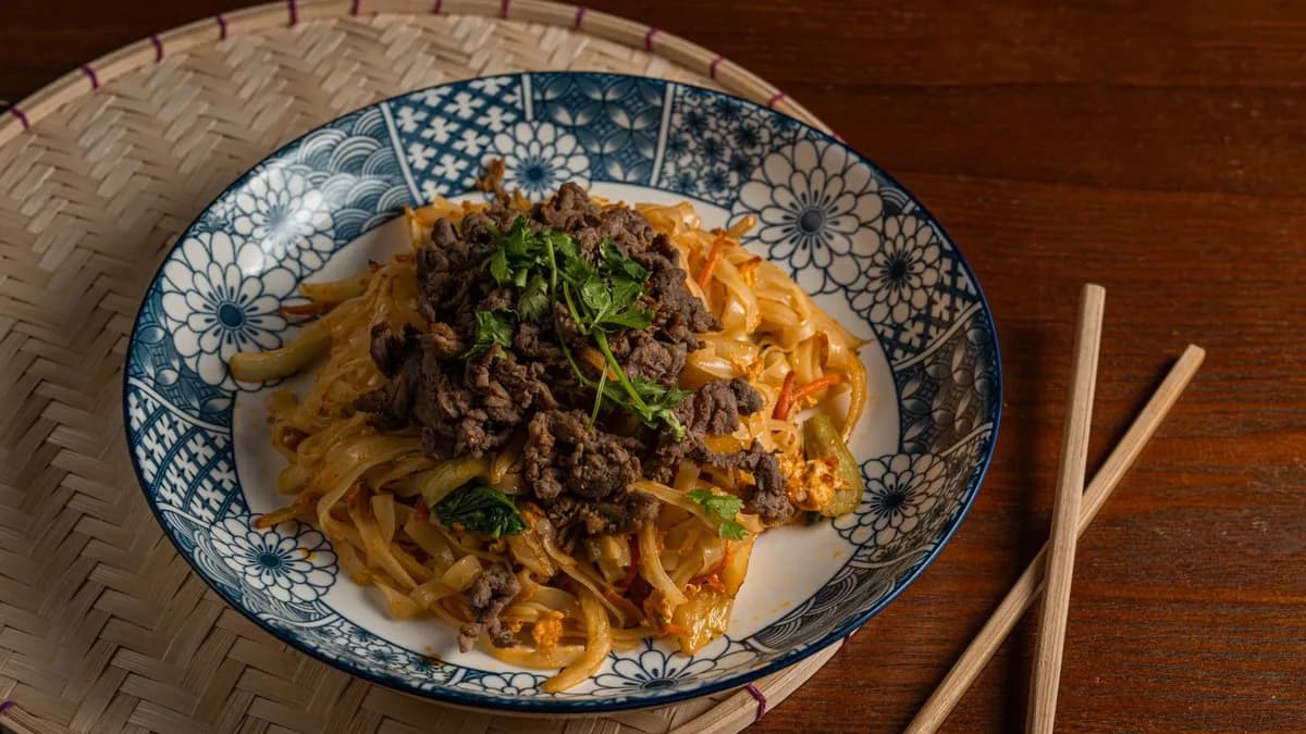 Wokban sült pho rizstészta marhával - C4