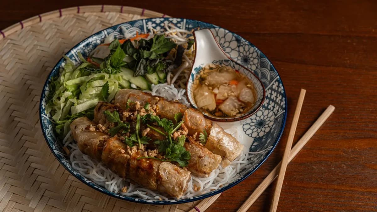 Bun tészta tavaszi tekerccsel salátaágyon - C20