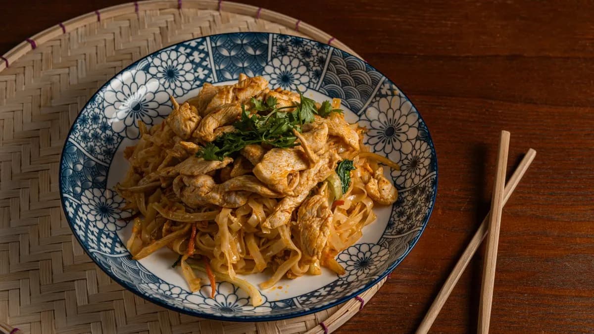 Wokban sült pho rizstészta csirkemellel - C5