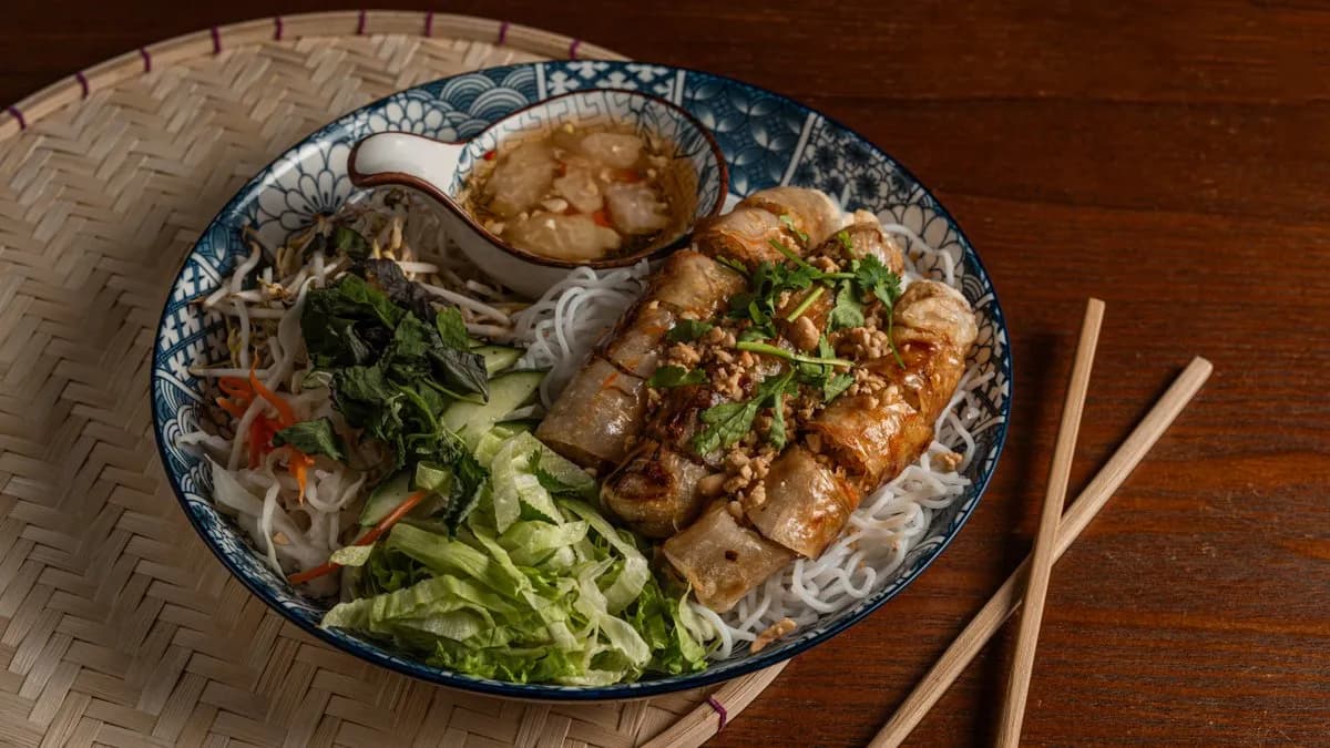 Bun tészta zöldséges tavaszi tekerccsel salátaágyon - C21