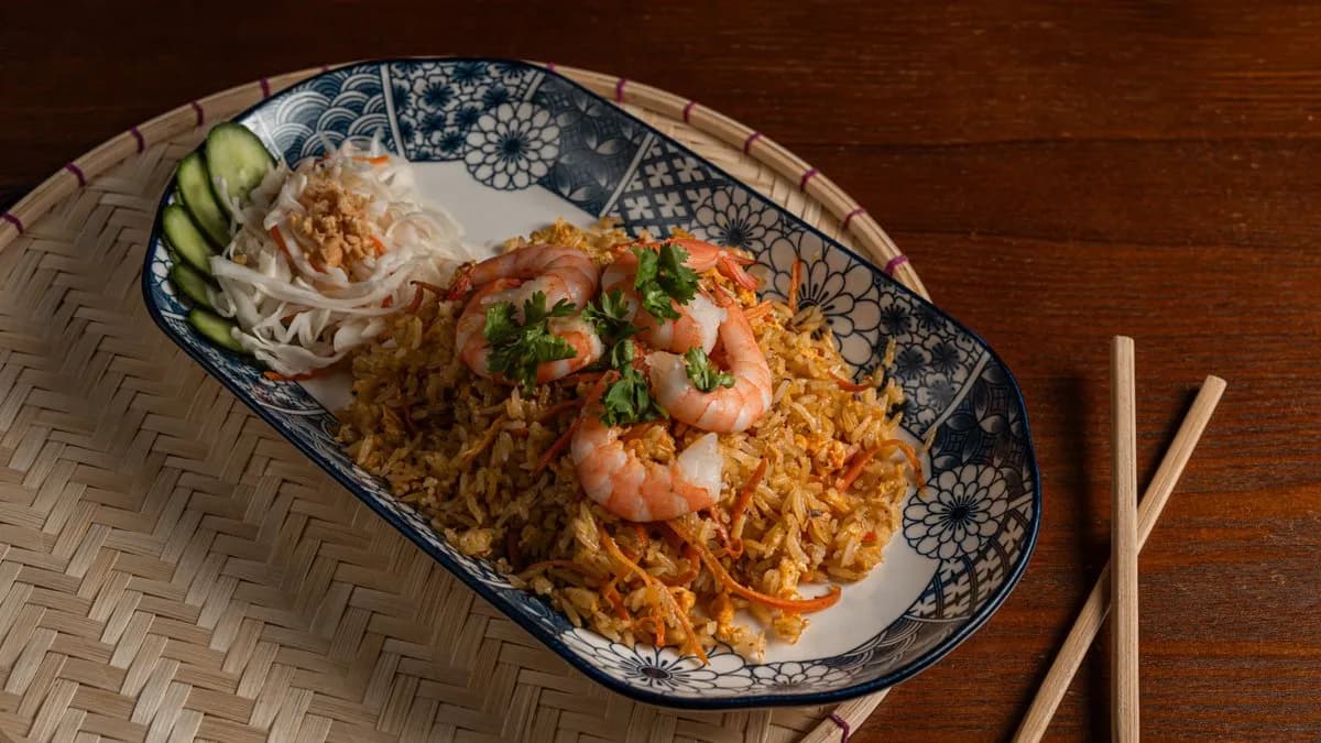 Wokban pirított rizs garnélarákkal - C14