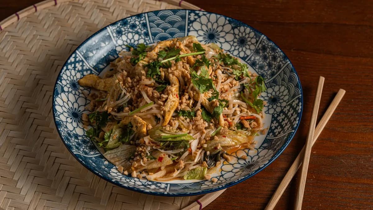 Chilis, savanyú pho tészta sült csirkemellel - C16