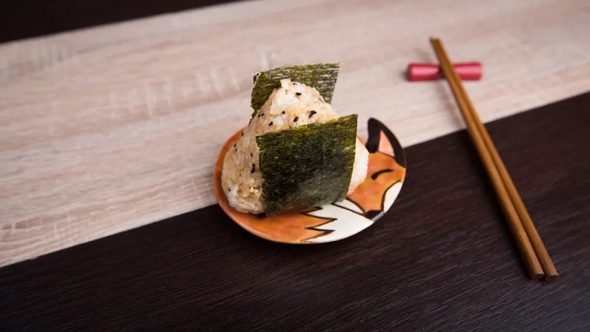 Onigiri fekete szezámmal, szójaszósszal