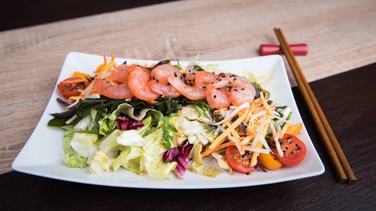 Wakame alga saláta vegyes zöldségekkel