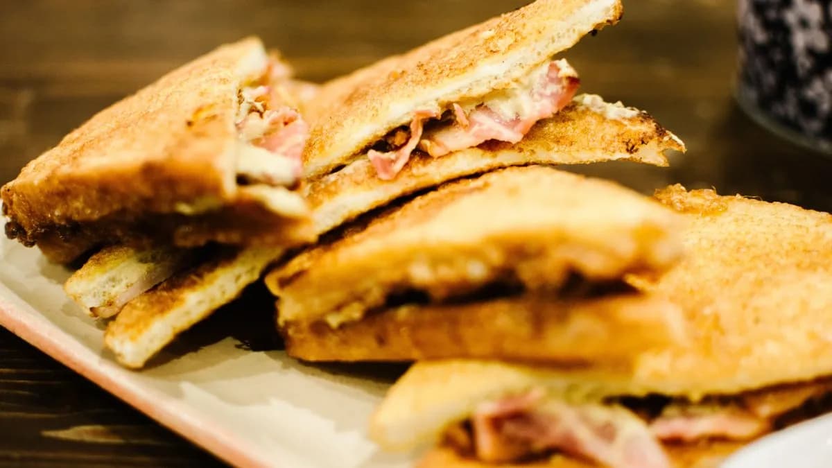 Sajttal-sonkával töltött bundás kenyér