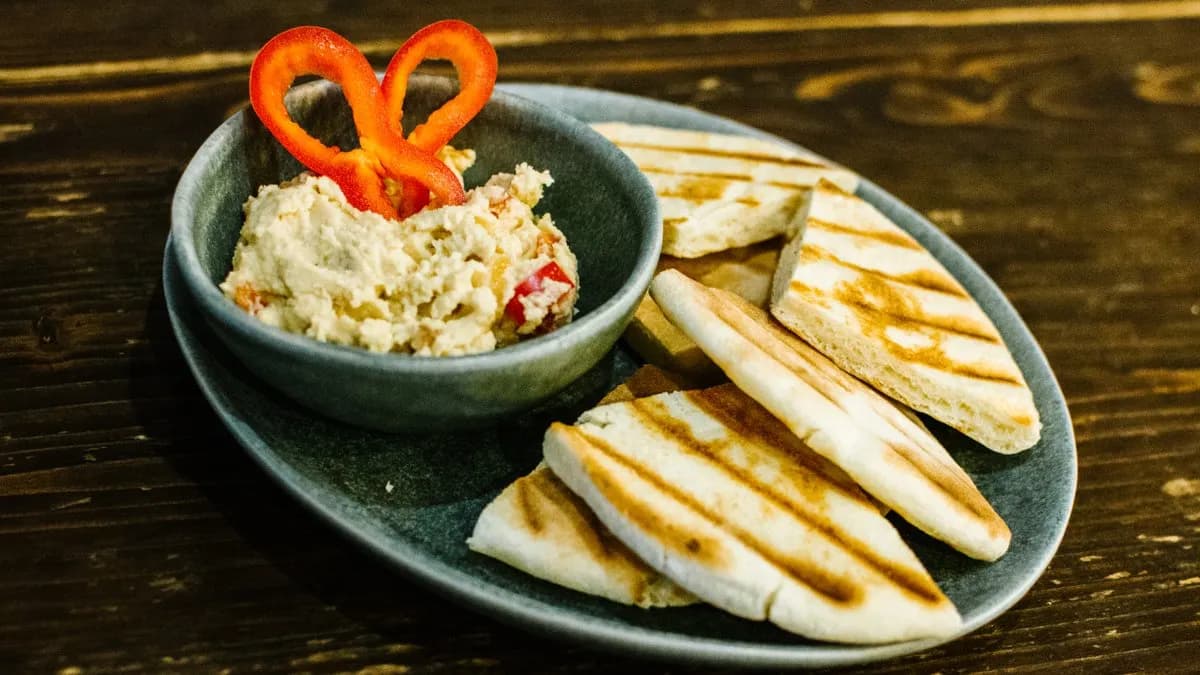 Hummusz krém ropogós hagymával és pirított pitával