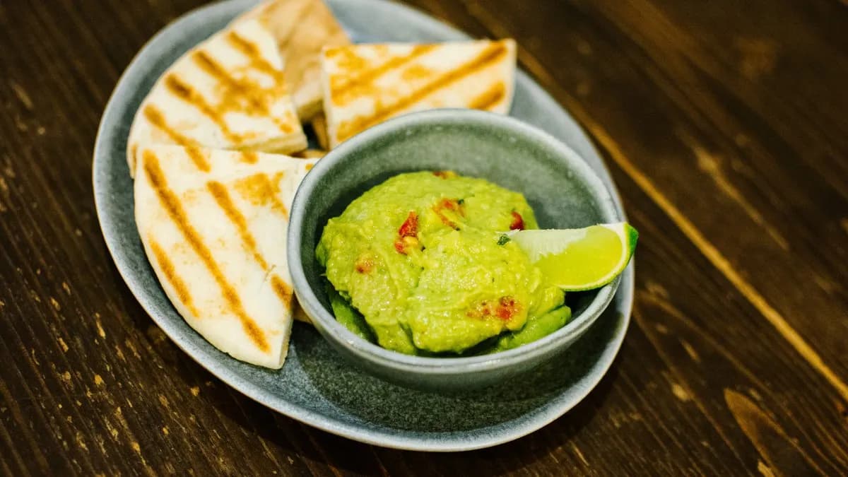 Avokádókrém pirított pitával