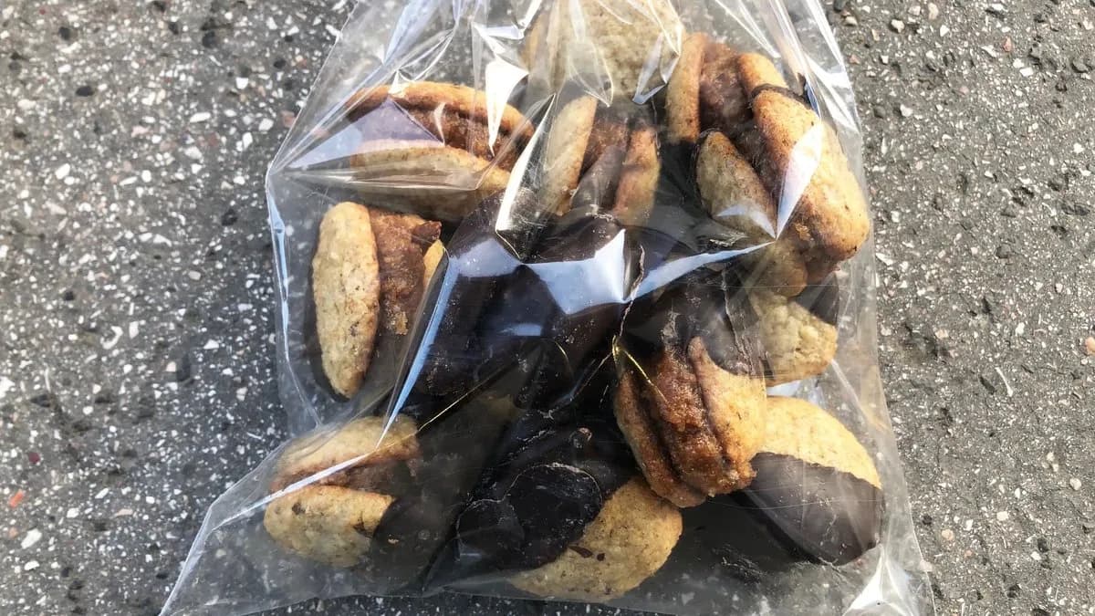 Lekvárral töltött diós csók csokoládéba mártva, plasztik zacskóban (200 g)