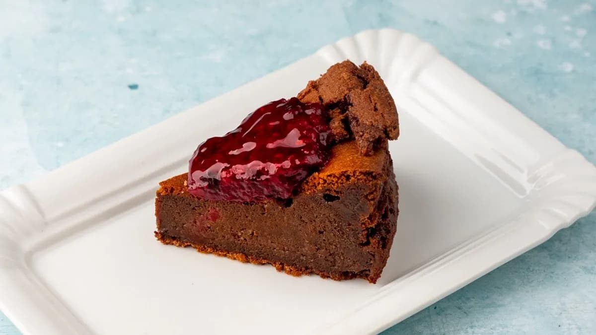 1 szelet erdei gyümölcsös F. csokoládé torta (lisztmentes), plasztik dobozban