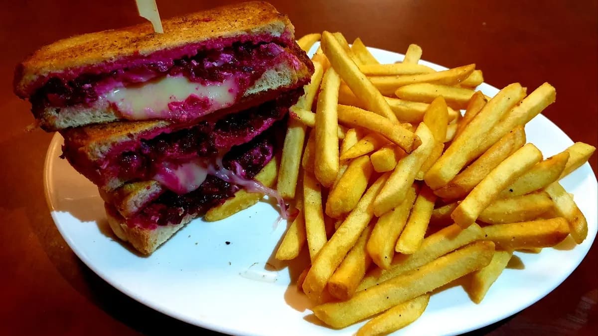 Céklás kecskesajtos