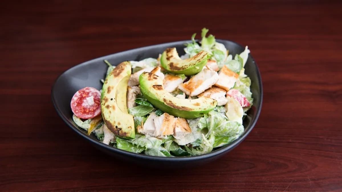 Csirkesaláta grillezett avokádóval