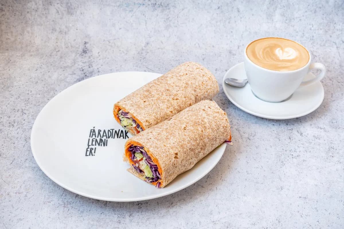 Hummuszos tortilla kávéval