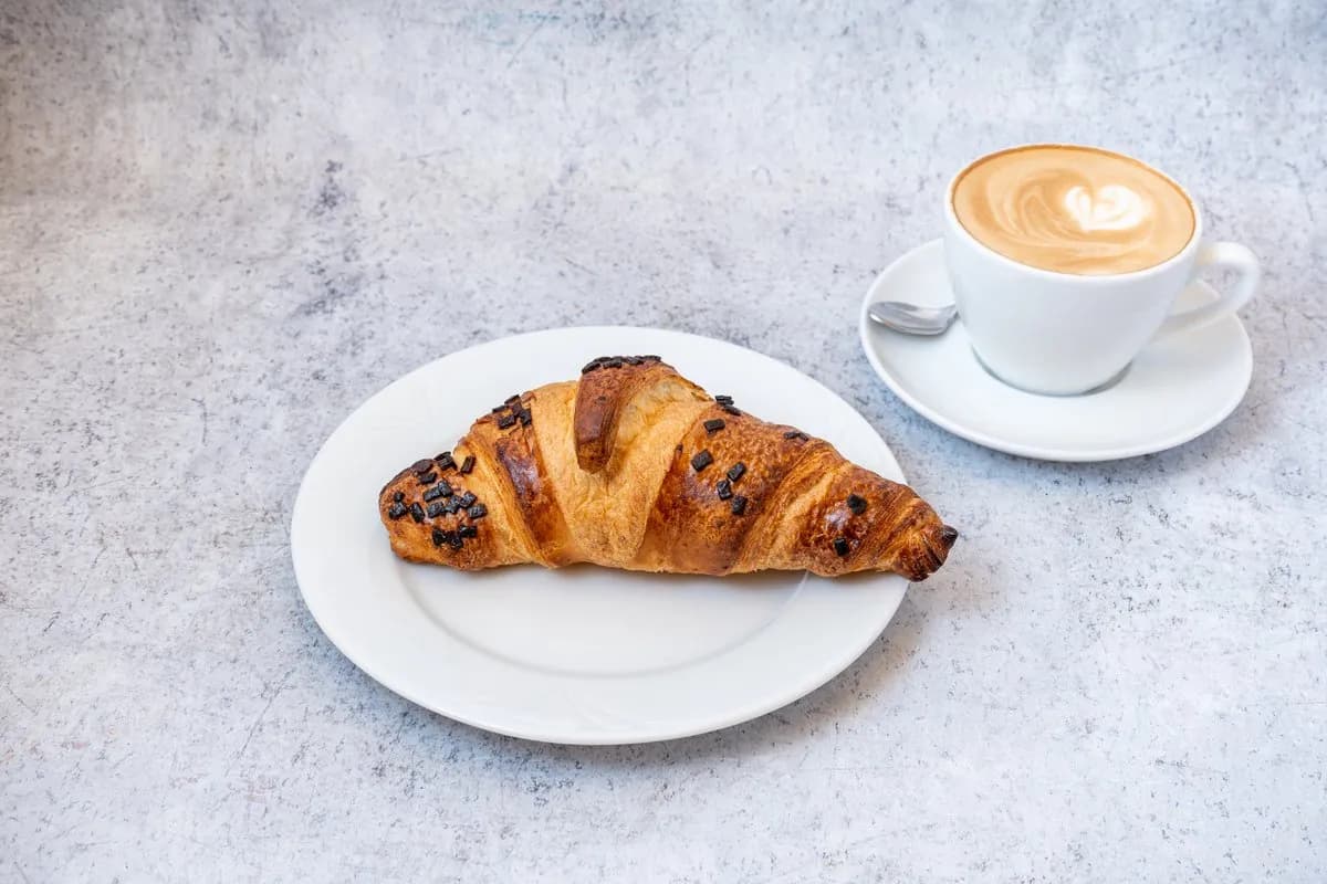 Csokoládés croissant kávéval