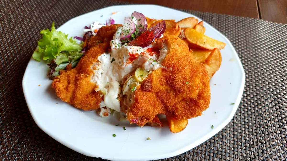 Szlovák töltött borda, steak krumplival, paprikás tejföllel