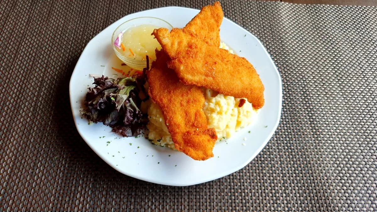 Hekkfilé rántva, tartármártással mártással, rizs