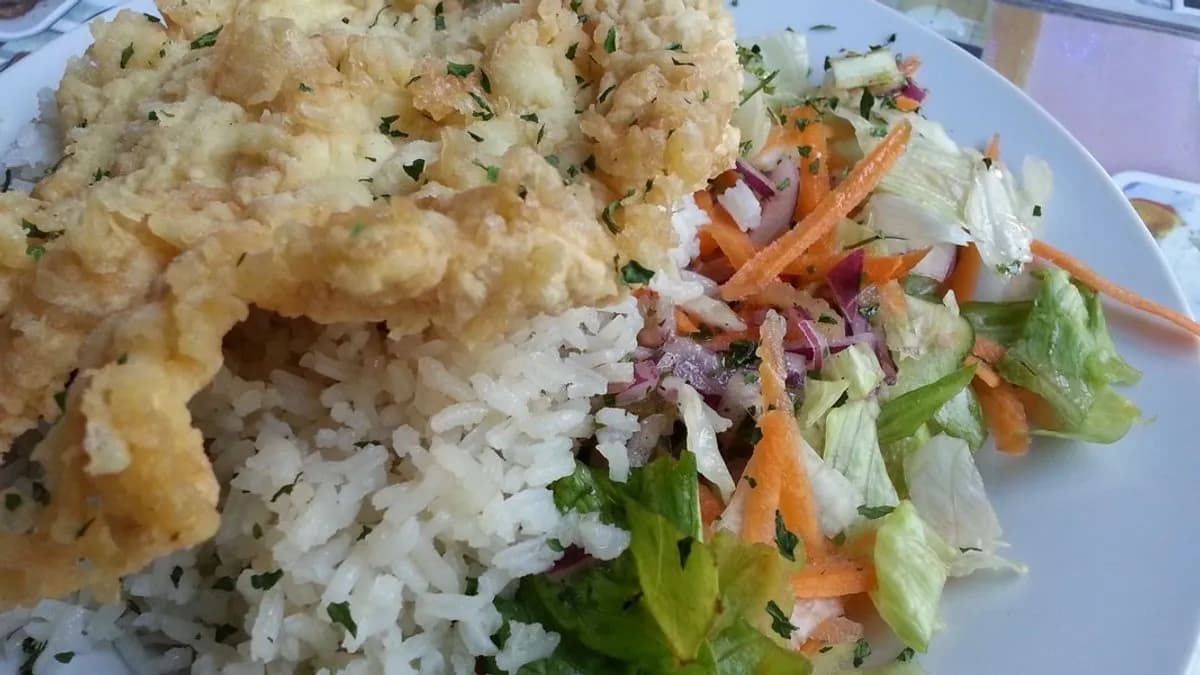 Párizsi csirkemell ezersziget salátával