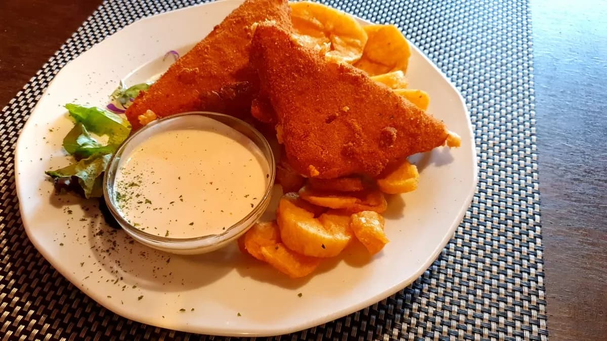 Rántott sajt rizzsel, tartármártással