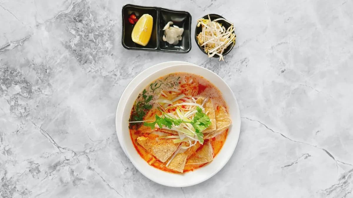 Curry tofu rizstésztával leves