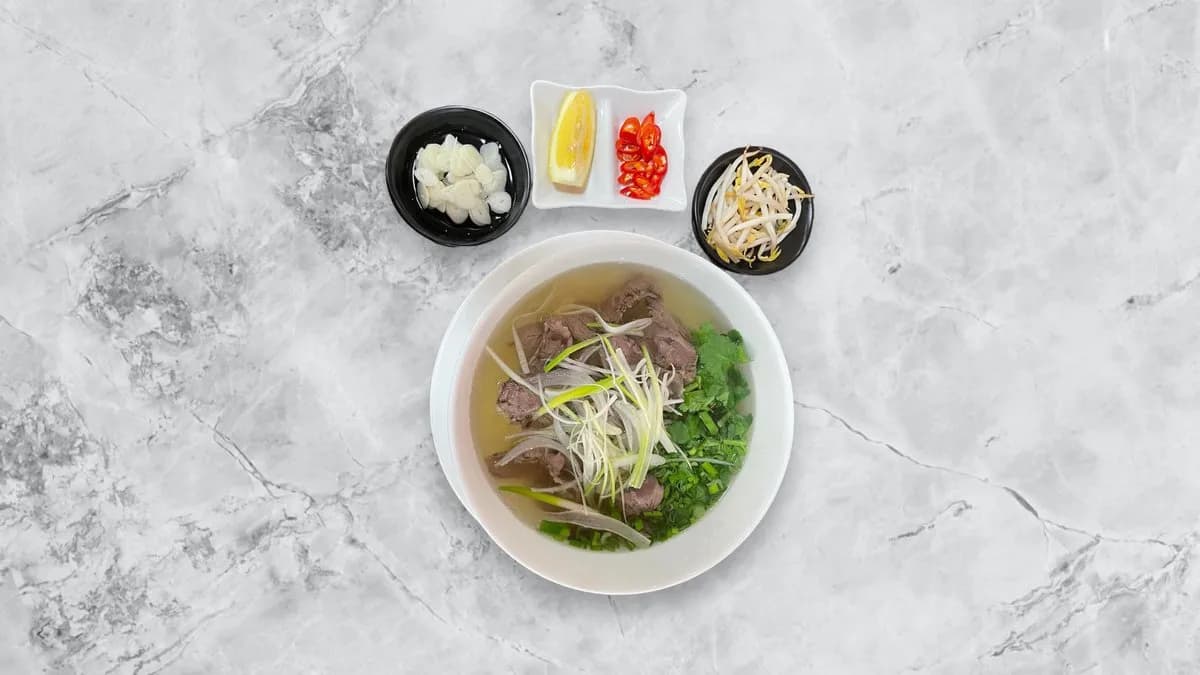 Pirított marhahús rizstésztával leves