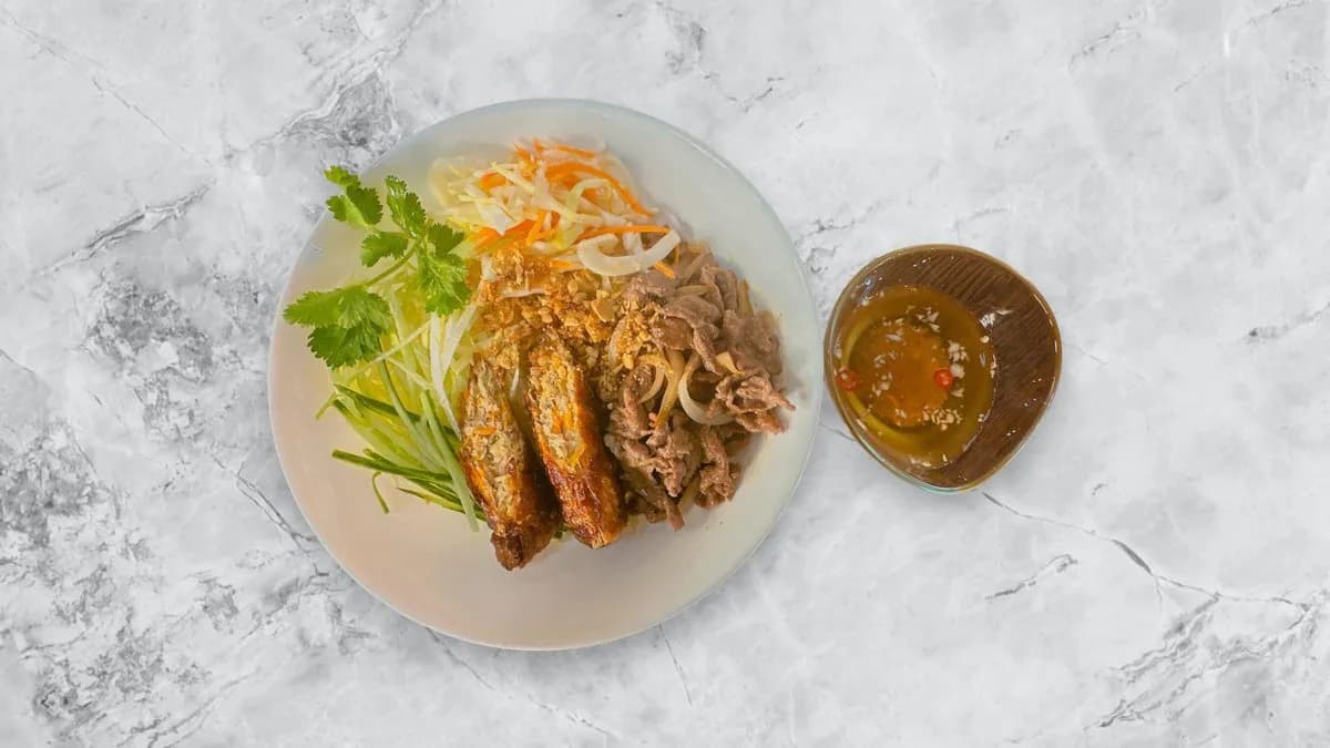 Sült marhahús rizstésztával és zöldséggel