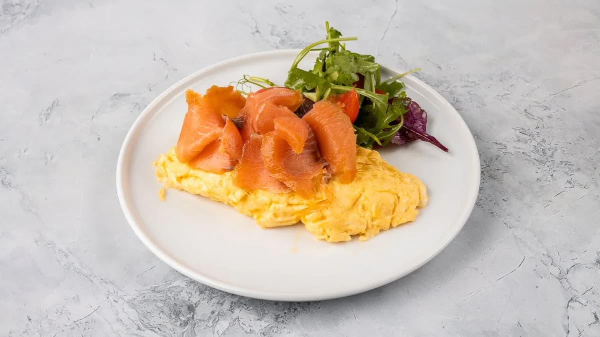 Füstölt lazac rántottával