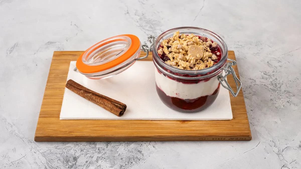 Granola görög joghurttal és erdei gyümölccsel