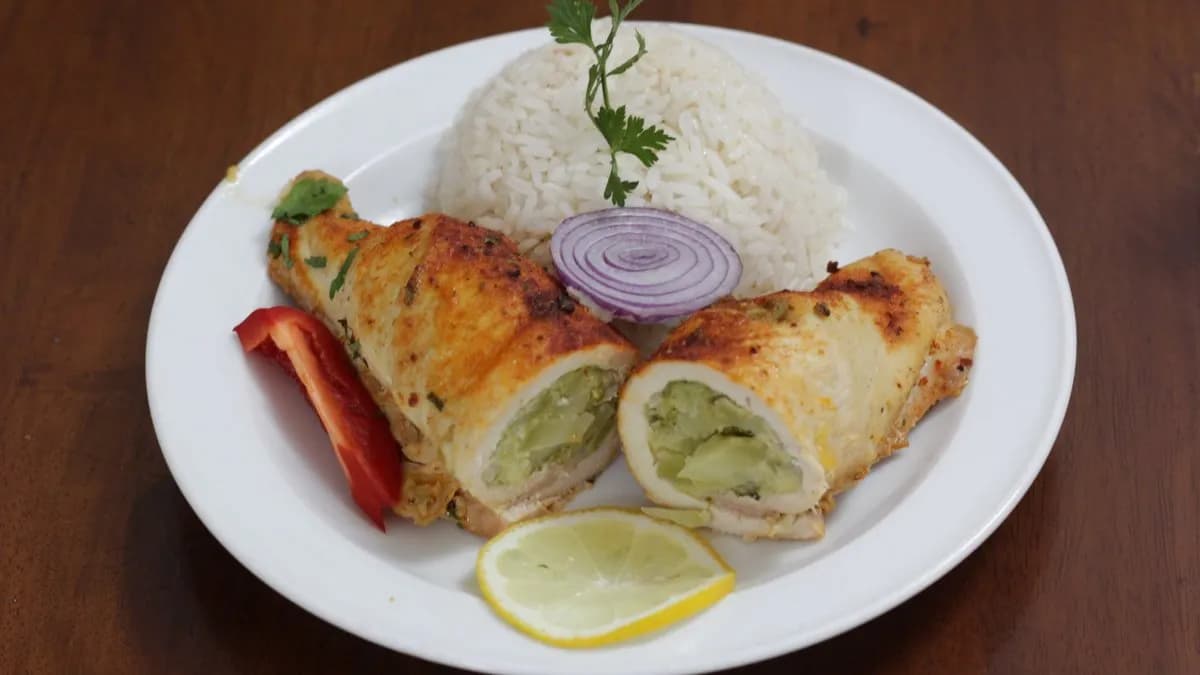 Töltött csirkemell körettel