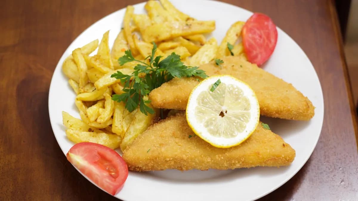 Rántott sajt körettel