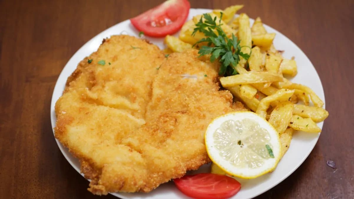 Rántott csirkemell körettel