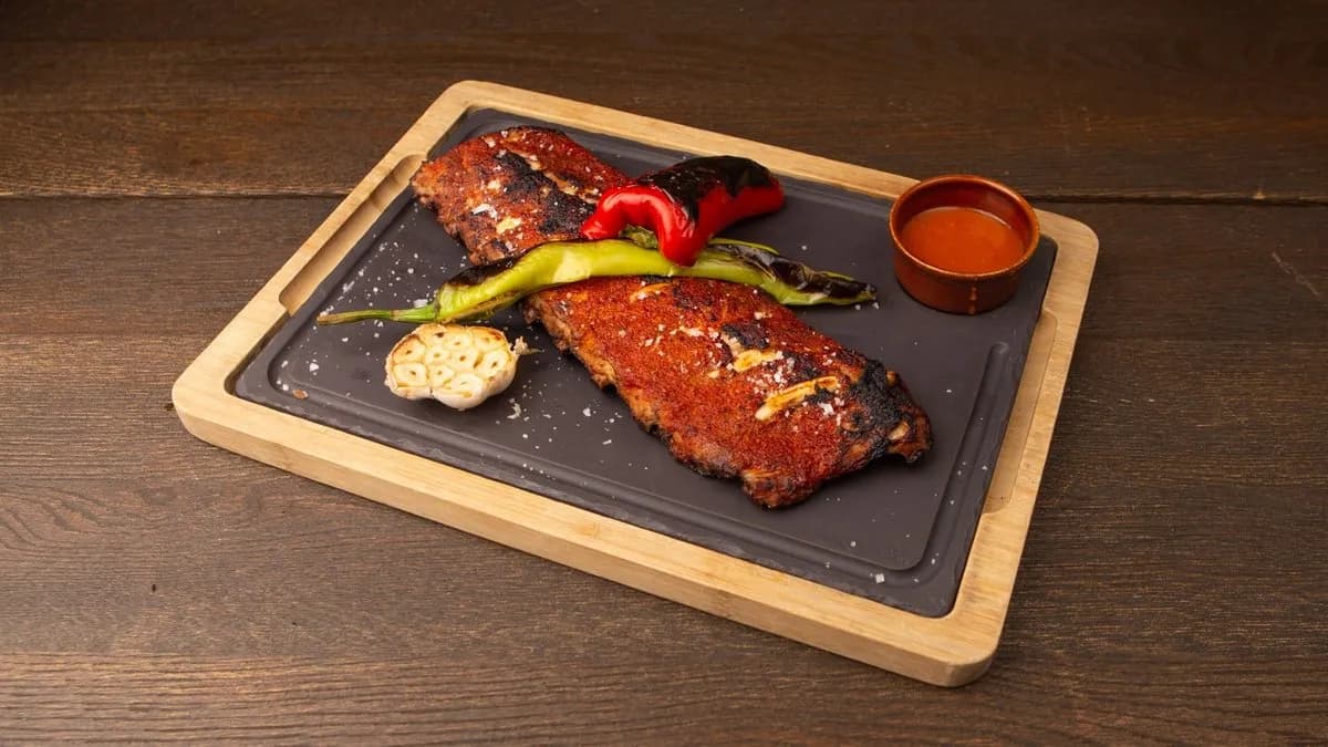 48 órán át pácolt BBQ sertésoldalas sültpaprikával