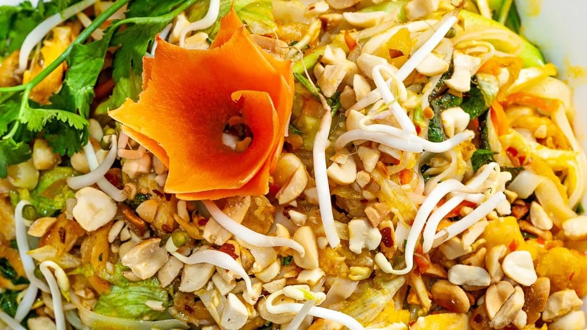 Bun tészta fokhagymás sült csirkehússal és hoisin szósszal