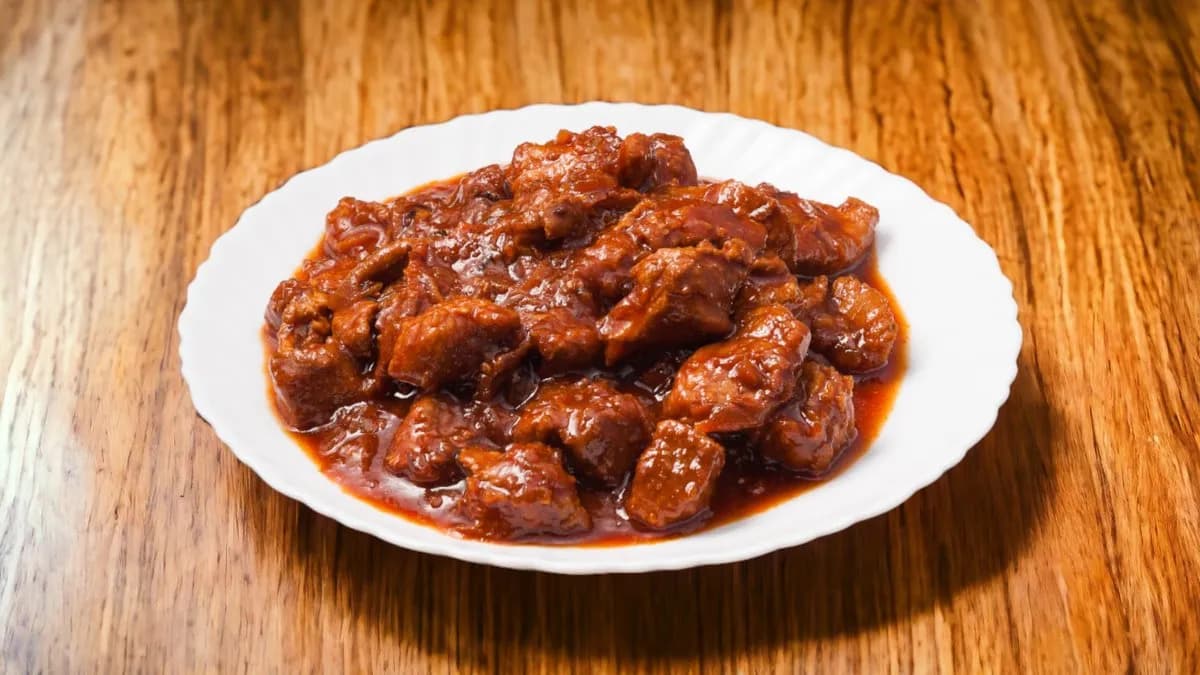 Csirkemellpörkölt, rizzsel, céklával