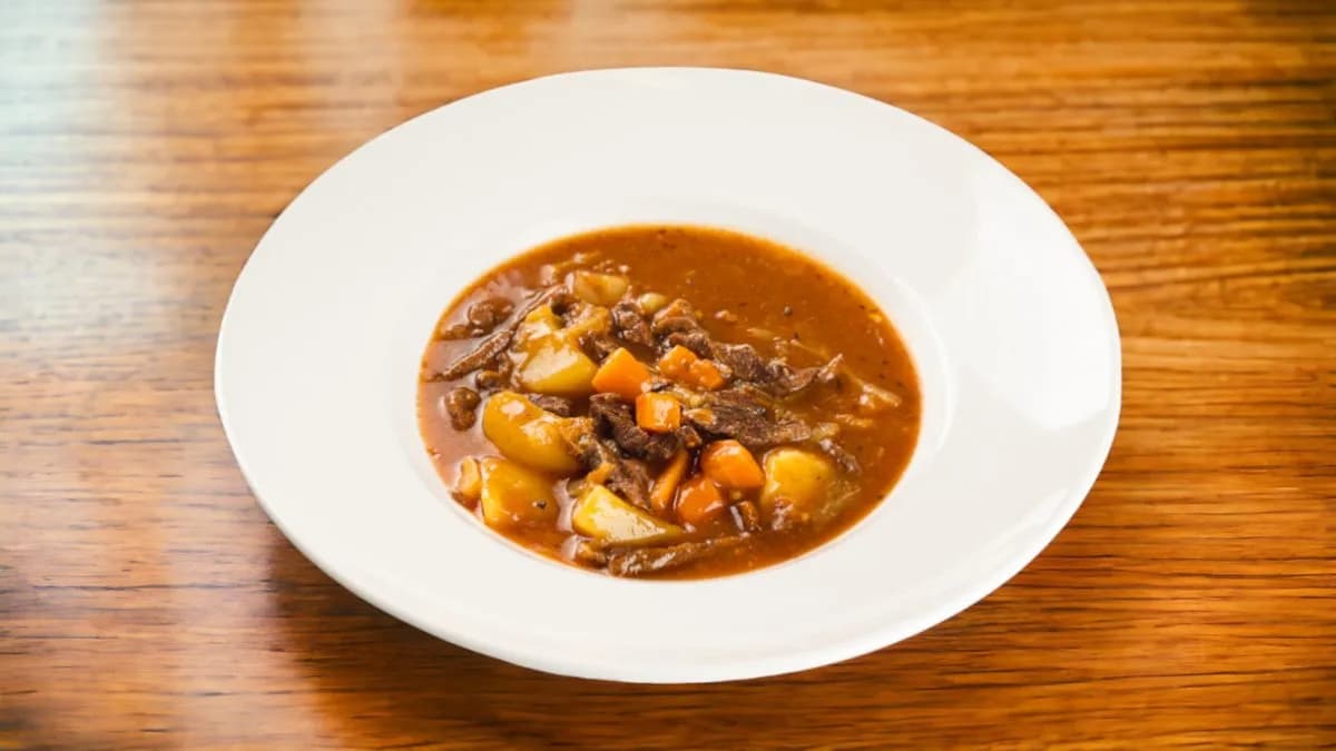 Tradicionális marhahusból készült  gulyásleves