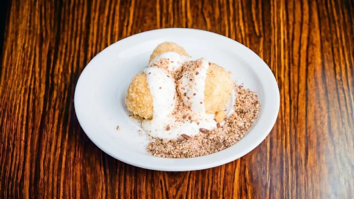 Túrógombóc , tejföllel, porcukorral