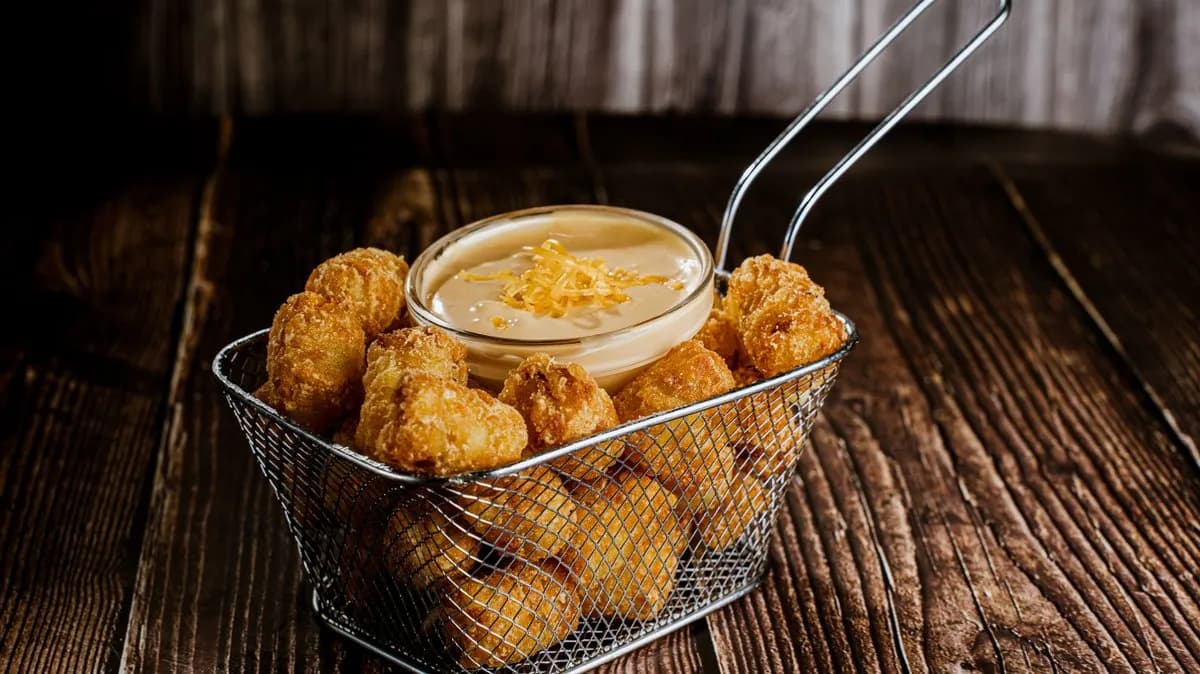 Röszti golyó cheddar sajtszósszal