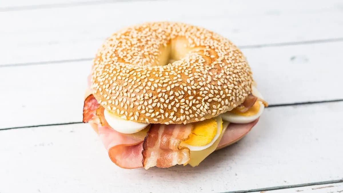 Ham and eggs bagel