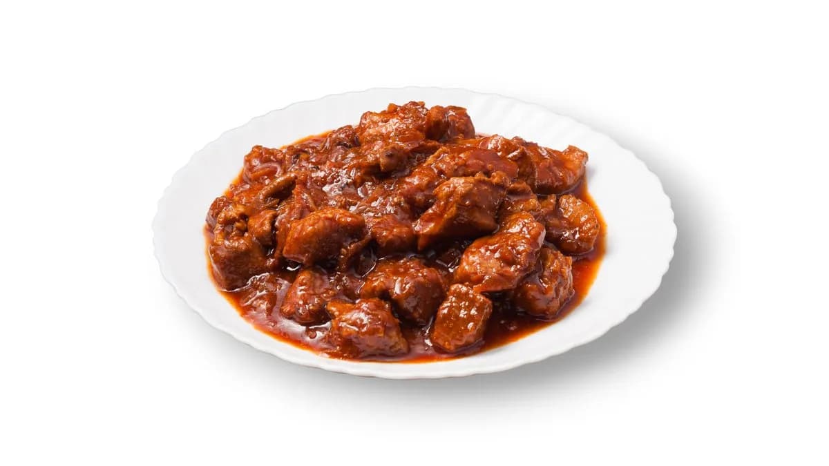 Marhapörkölt, házi készítésű lángossal, áfonyalekvárral