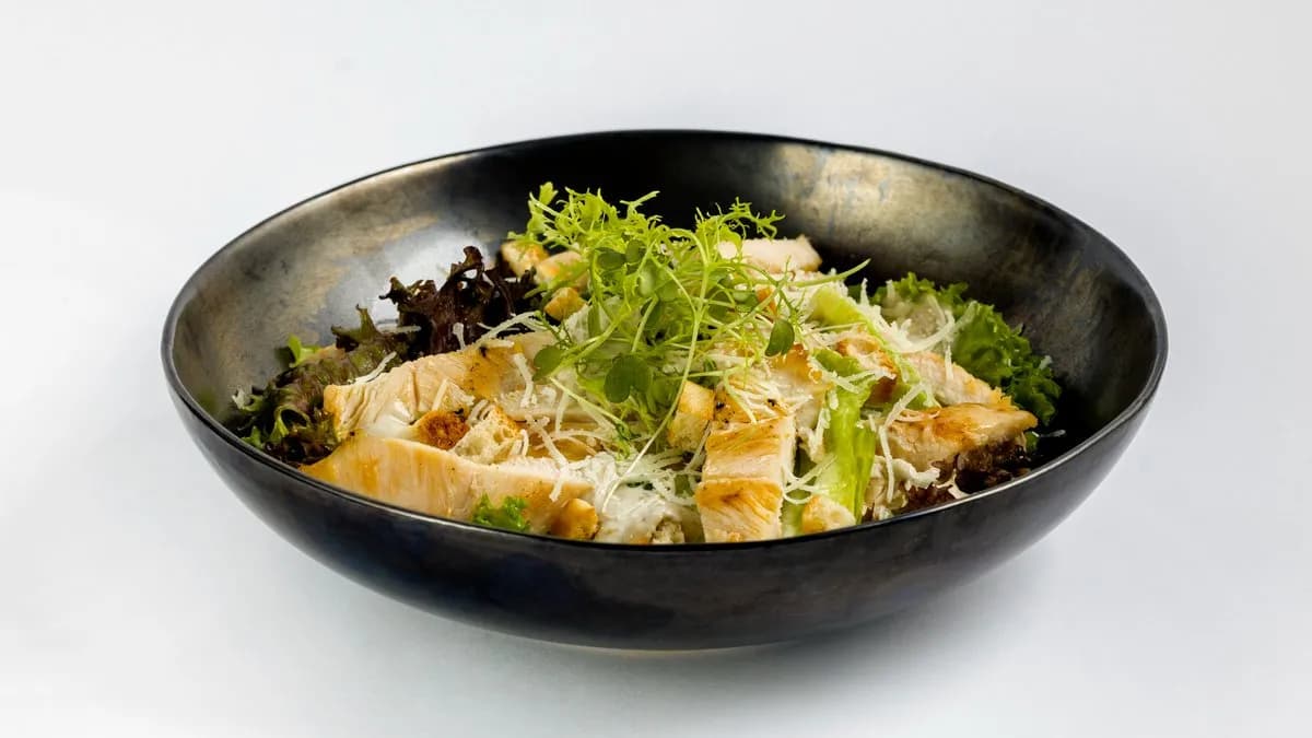 Cézár saláta grillezett csirkemellel