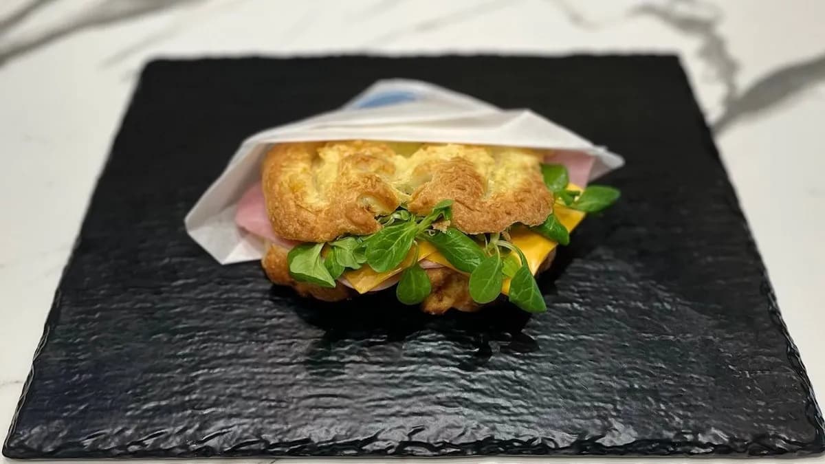 Sonkás, cheddar sajtos perec