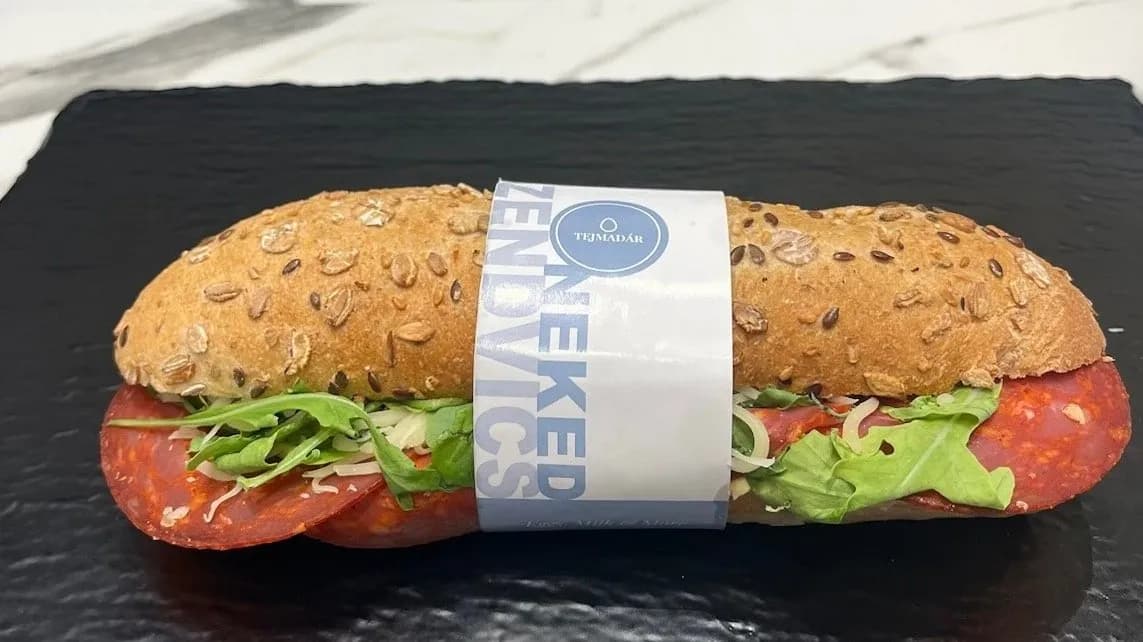 Zabos kifli, chorizo, sajt, ruccola