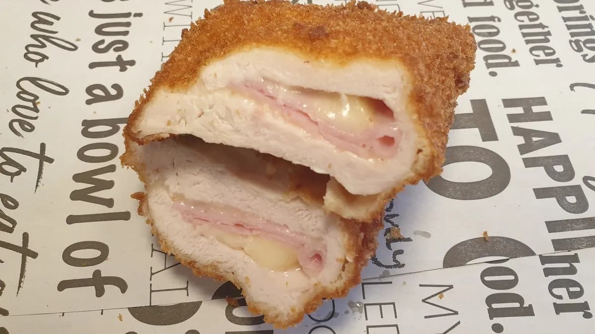 Sajttal-sonkával töltött csirkemell