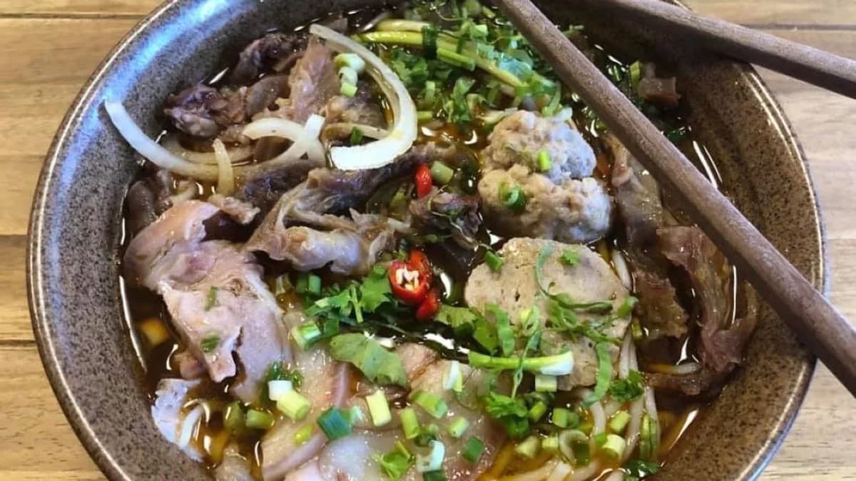 Bun bo Hue- Marha leves Hue módra (csípős)