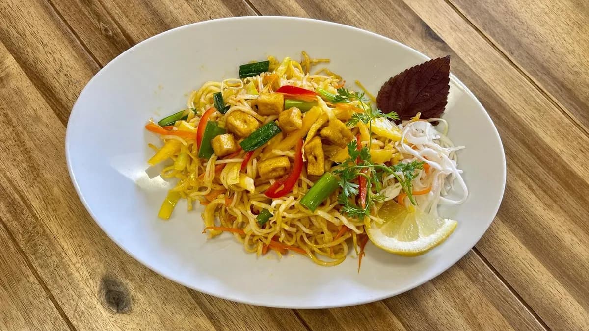 Pho xao tofu - Pirított rizstészta tofúval .