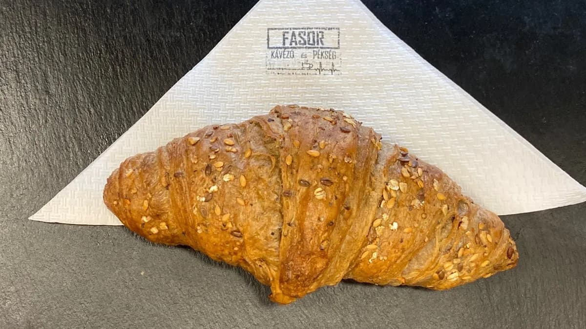 Teljeskiörlésű magvas barna croissant