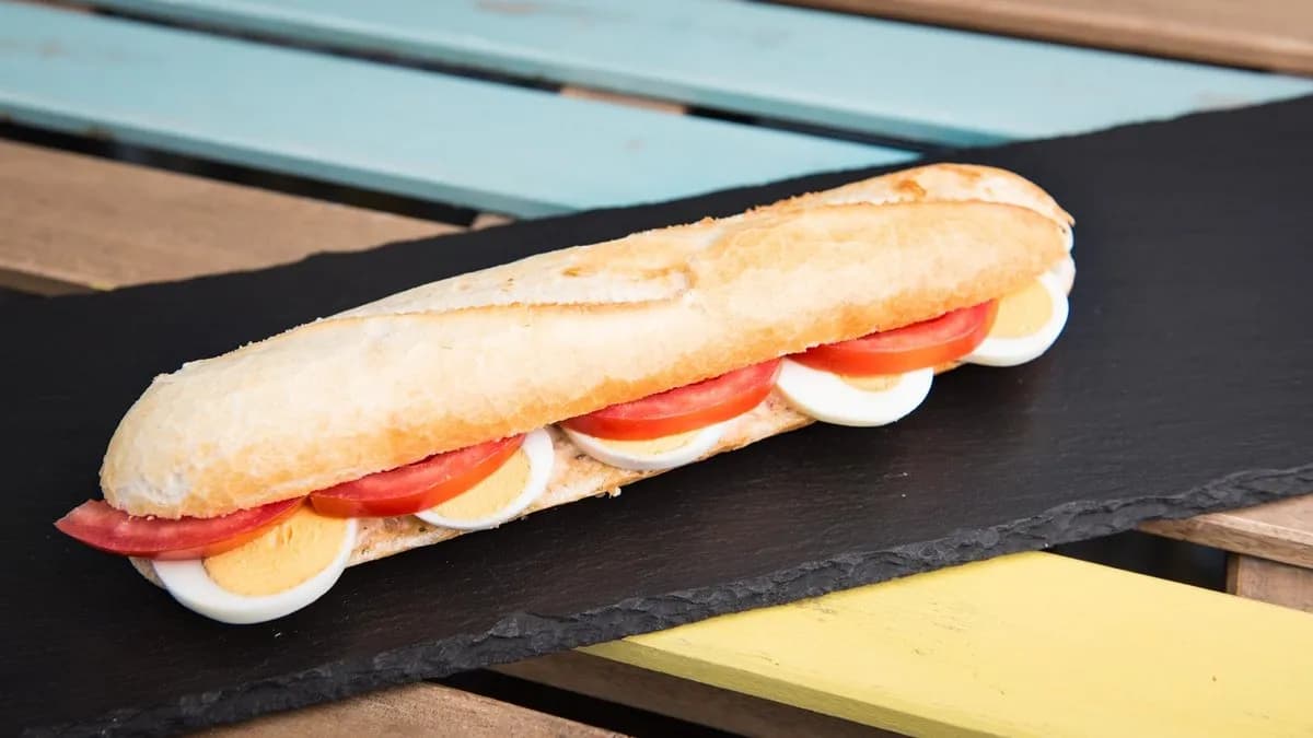 Házi tonhalkrémes (saját recepttel), tojásos, paradicsomos friss francia bagett