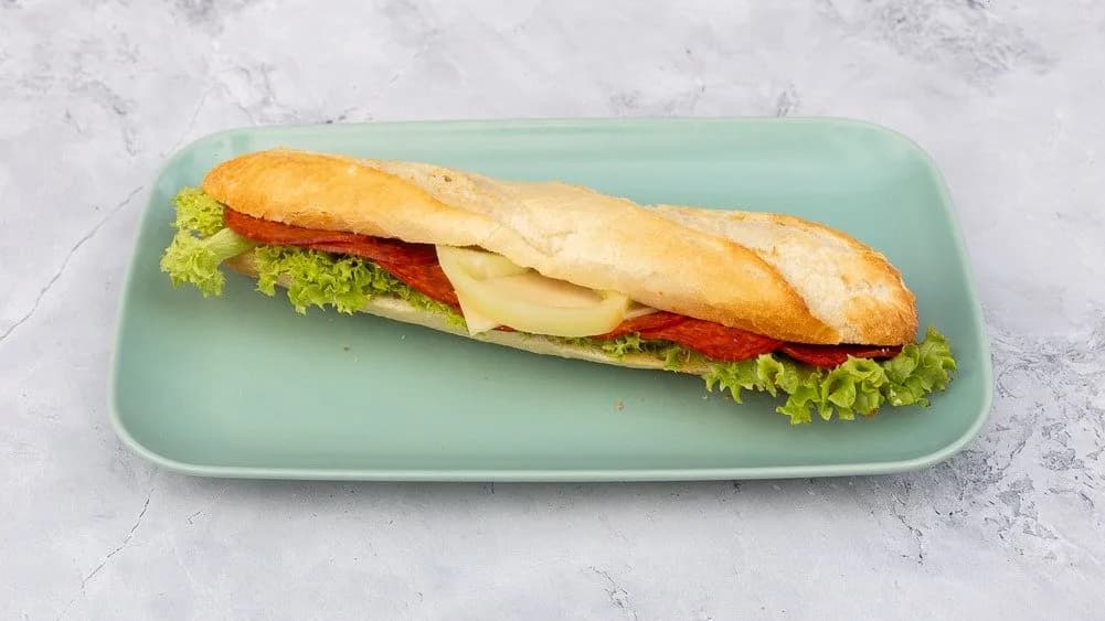 Csupa téliszalámis, sajtos friss francia bagett