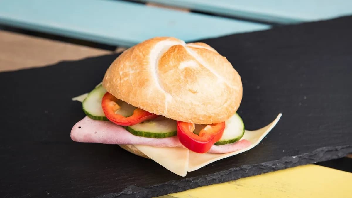 Sonkás sajtos puha császár zsömle, zöldséggel