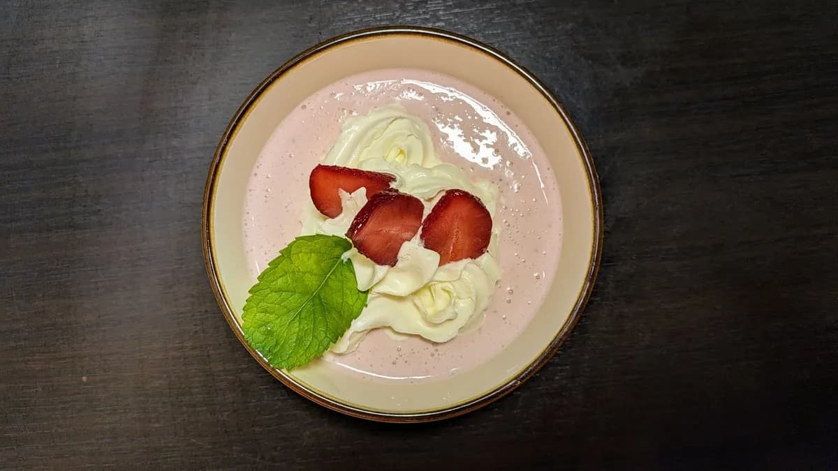 Eperkrémleves (Chilled Creamy Strawberry Fruit Soup)