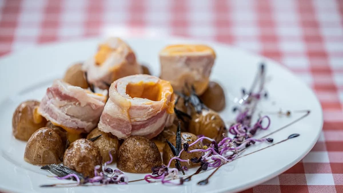 Cheddar sajttal töltött csirkemell baconbe göngyölve, rozm mogyoró burgonyával