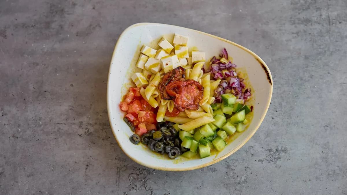 Feta sajtos-sült paradicsomos tésztasaláta